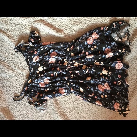 American Eagle Floral Romper size medium - Picture 5 of 5